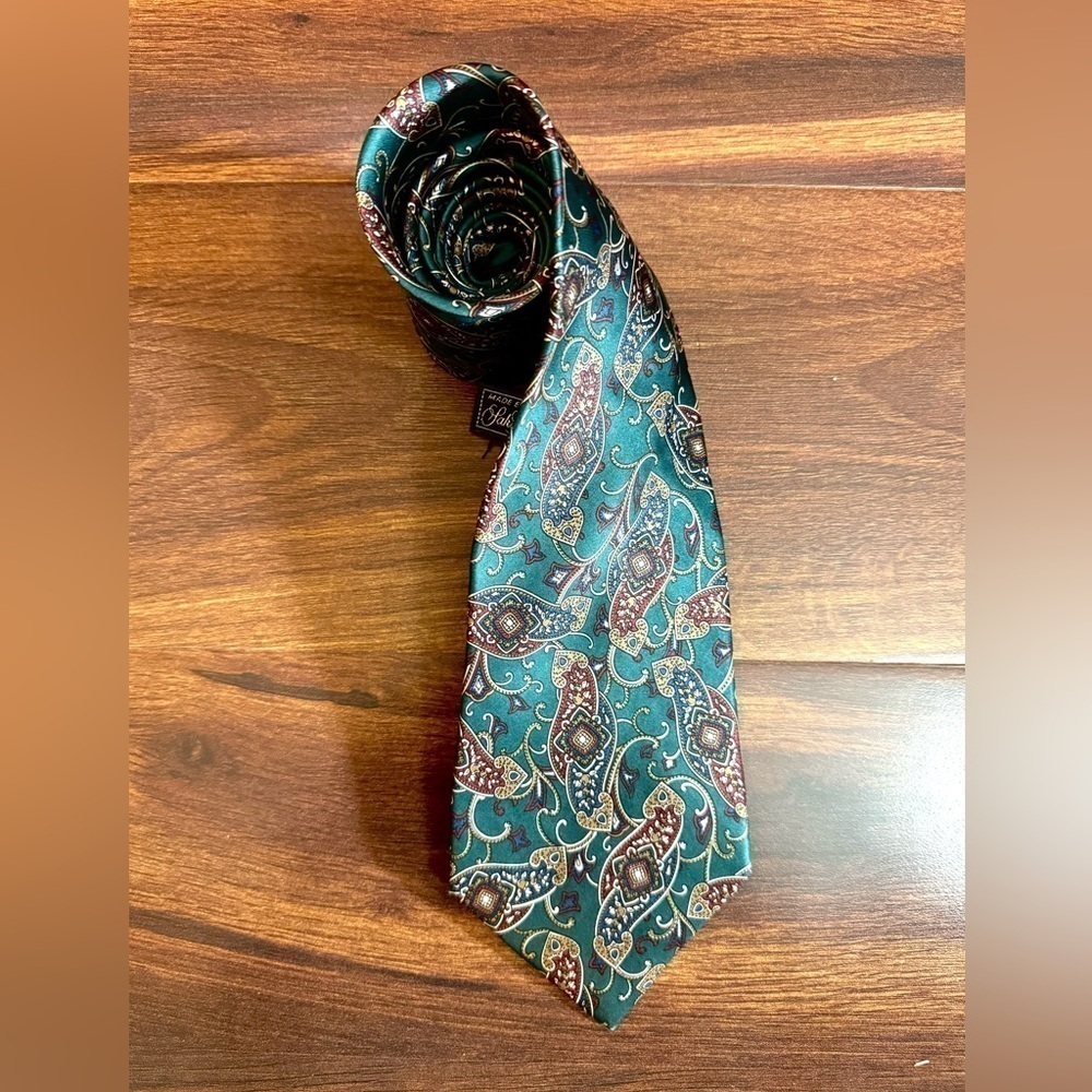 🌿SALE🌿SAKS Fifth Avenue All Silk Green Paisley Print Necktie